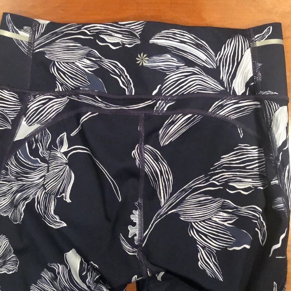 Athleta Navy Floral Sonic Capri Leggings small - Picture 7 of 7